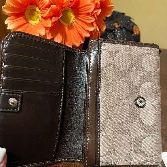 COACH BEIGE MONOGRAM CANVAS LEATHER FLAP WALLET - Picture 4 of 5